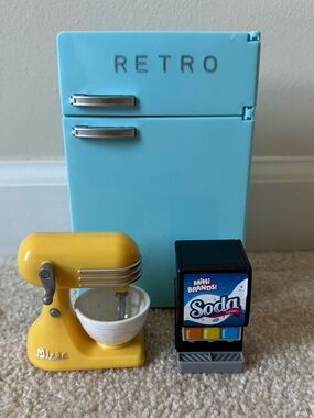 Zuru MGA Minibrands Miniverse Retro Mini Fridge with Mixer & Soda Dispenser